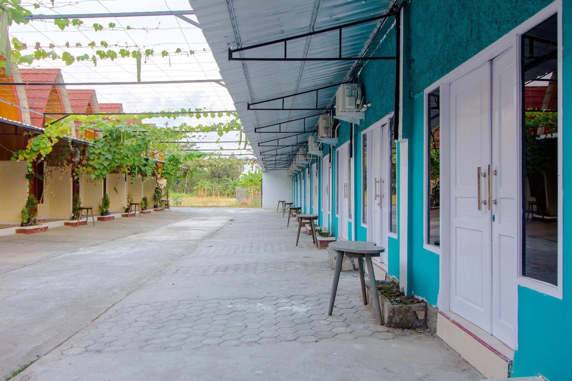 Oyo Life 1643 Grand Monica Hotel Maguwo Bagian luar foto