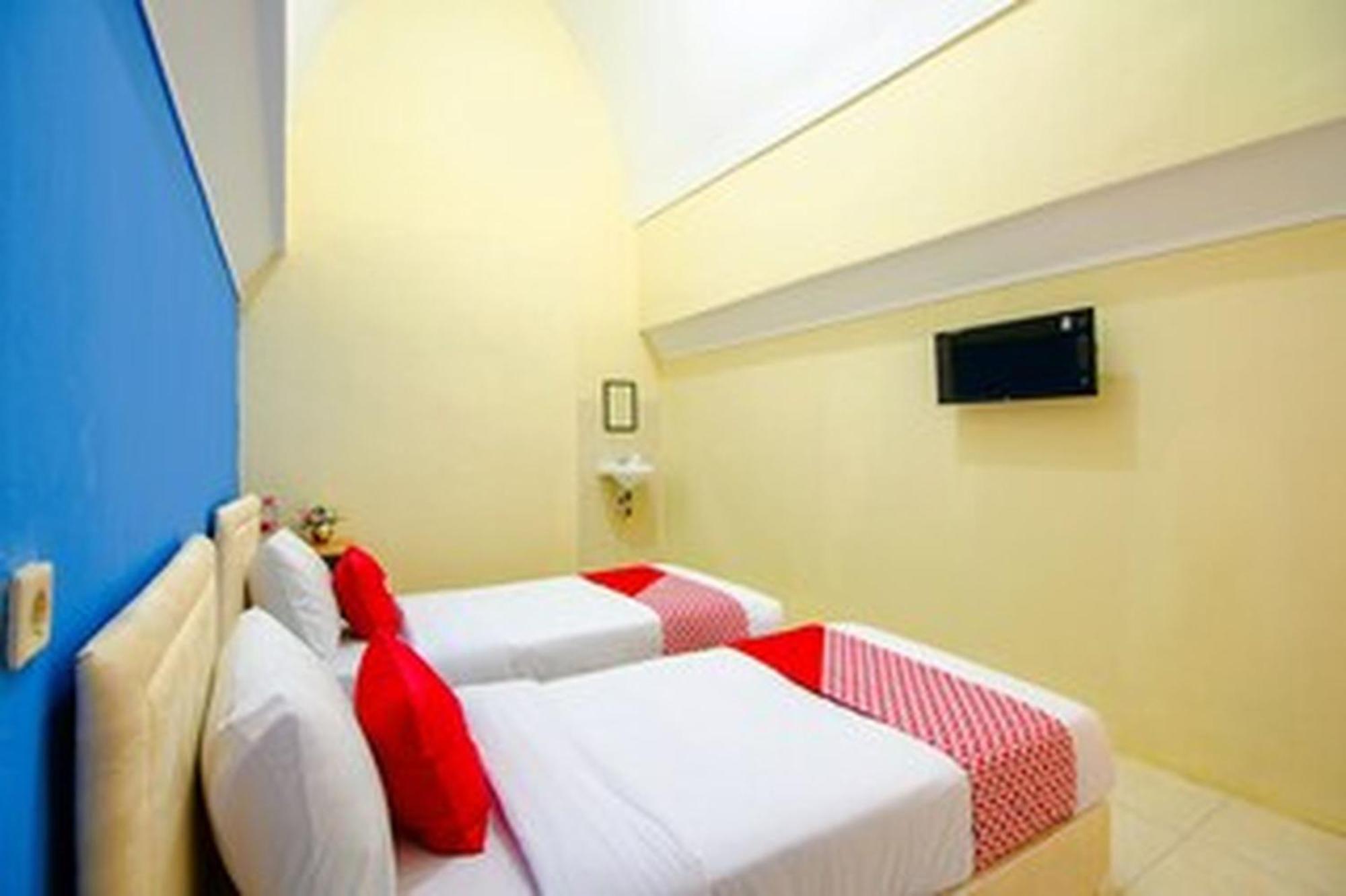 Oyo Life 1643 Grand Monica Hotel Maguwo Bagian luar foto